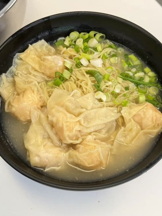 Shrimp and pork wonton noodles soup (大虾云吞汤面）